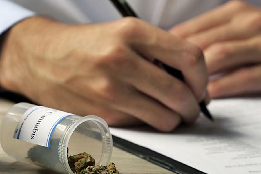 Arzt stellt Rezept für Cannabis aus