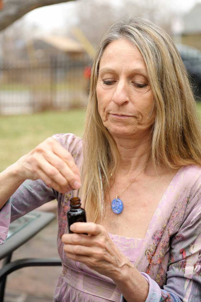Mulher medica-se com extrato de cannabis