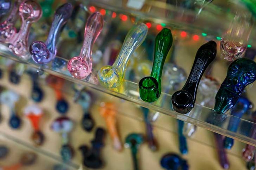 Cachimbos ou pipes de vidro são mais amigáveis e um meio perfeito para os artistas do vidro mostrarem seu talento.