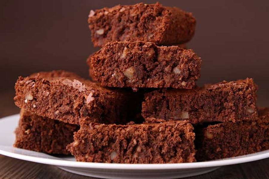 Brownies auf einem Teller (Margouillat/123rf)