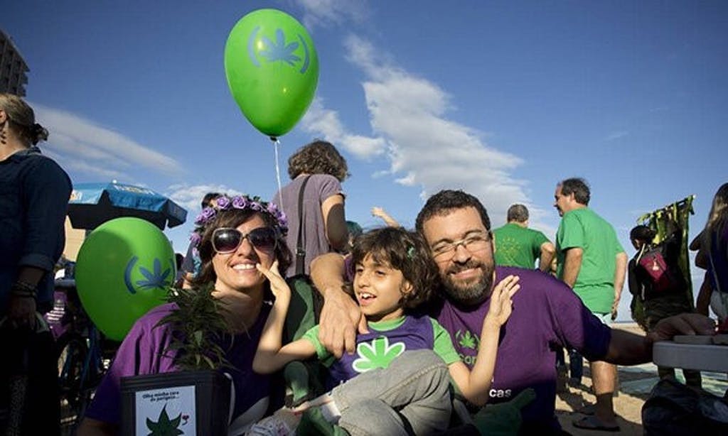 Atividade da cannabis medicinal, Margarete Brito e sua família em marcha