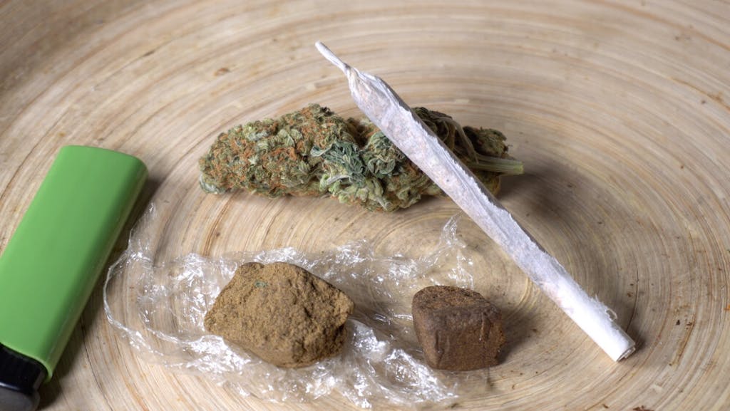 A joint made of cannabis flower and hashish