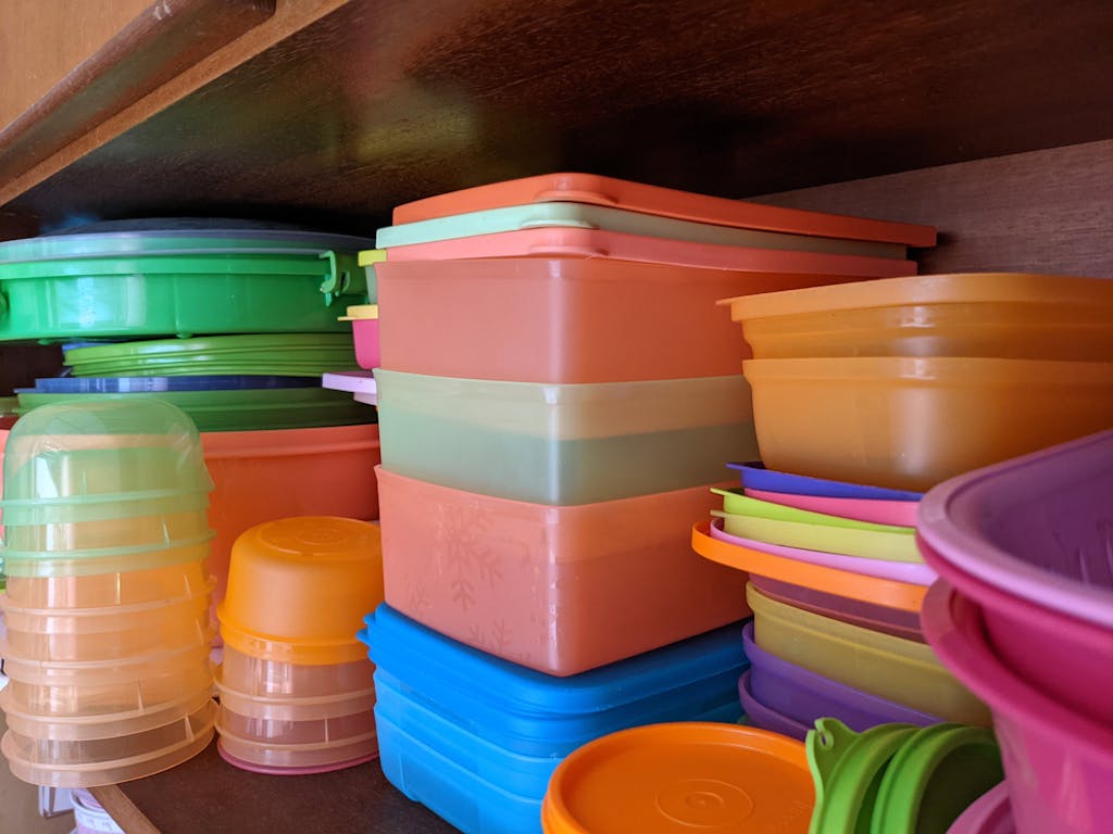 Plastic food storage containers 
