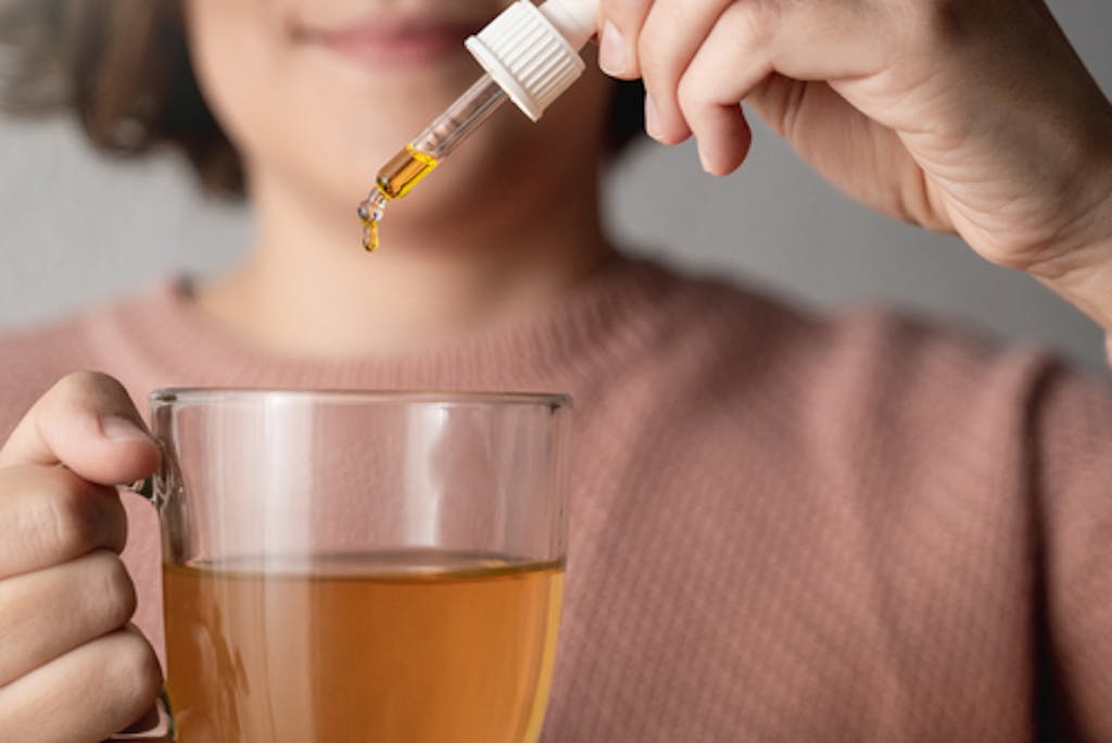 Las tinturas son solubles en agua y deberían disolverse en el té sin problema. (Shutterstock)