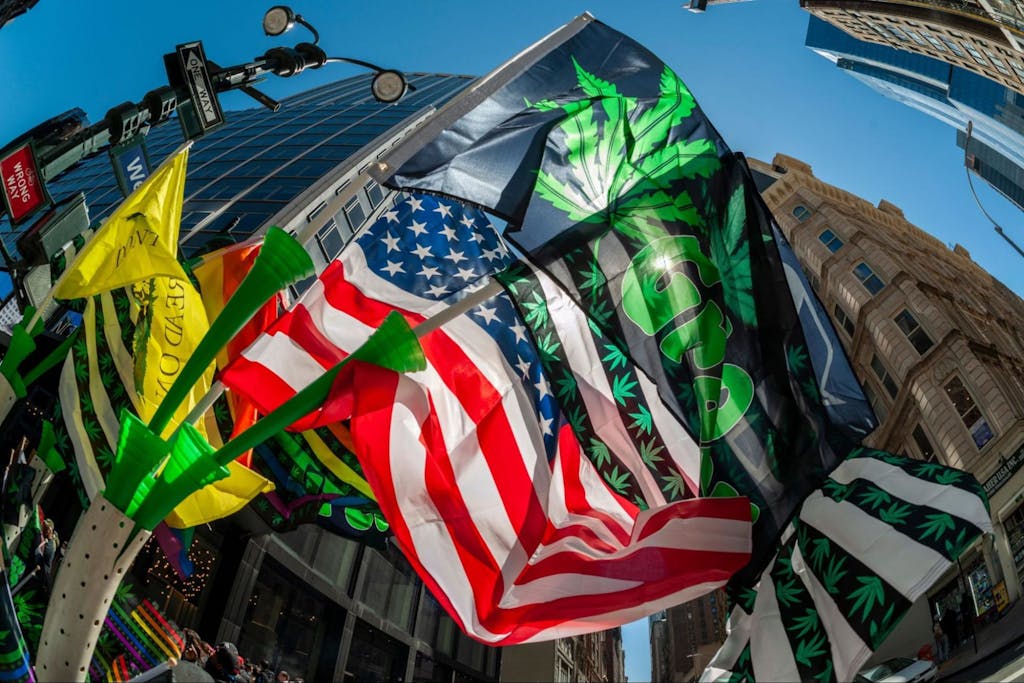 Befürworter für Marihuana marschieren in New York bei der jährlichen NYC Cannabis Parade, New York NY USA - 1. Mai 2021 (Shutterstock)